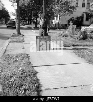 Una fotografia d'epoca dell'incrocio tra Windsor St e Summit St a Halifax, nuova Scozia, raffigurante i lavoratori e lo sviluppo municipale dell'epoca. Foto Stock