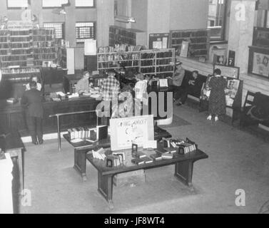 Una raccolta di foto che ritraggono vari momenti storici catturati nel tempo, che mostrano la vita nel XX secolo. Foto Stock