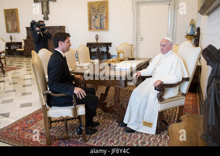 Papa Francesco risponde con il Canada il Primo Ministro Justin Trudeau e sua moglie Sophie Gregoire Trudeau durante una udienza privata in Vaticano. Dotato di: Papa Francesco, Justin Trudeau dove: Città del Vaticano, vaticano santa sede quando: 29 maggio 2017 Credit: IPA/WENN.com * * disponibile solo per la pubblicazione in UK, USA, Germania, Austria** Foto Stock