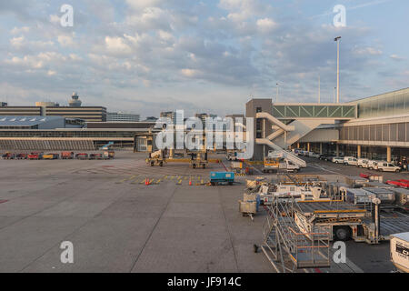 L'aeroporto di Schiphol/Paesi Bassi - 22 giu 2017 - aeroporto di Schiphol bordo affacciato sul terminale e la torre di controllo Foto Stock