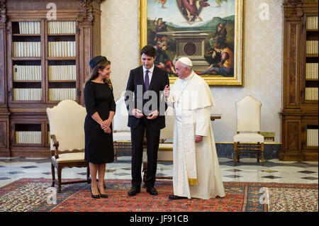 Papa Francesco risponde con il Canada il Primo Ministro Justin Trudeau e sua moglie Sophie Gregoire Trudeau durante una udienza privata in Vaticano. Dotato di: Papa Francesco, Justin Trudeau, Sophie Gregoire dove: Roma, Italia Quando: 29 maggio 2017 Credit: IPA/WENN.com * * disponibile solo per la pubblicazione in UK, USA, Germania, Austria, Svizzera** Foto Stock