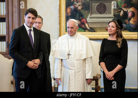 Papa Francesco risponde con il Canada il Primo Ministro Justin Trudeau e sua moglie Sophie Gregoire Trudeau durante una udienza privata in Vaticano. Dotato di: Papa Francesco, Justin Trudeau, Sophie Gregoire dove: Roma, Italia Quando: 29 maggio 2017 Credit: IPA/WENN.com * * disponibile solo per la pubblicazione in UK, USA, Germania, Austria, Svizzera** Foto Stock