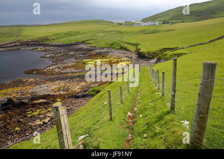 Un sentiero costiero che conduce alla pittoresca spiaggia della Baia di Duntulm nella parte settentrionale della penisola di Trotternish, Isola di Skye, Highlands, Scotland, Regno Unito Foto Stock