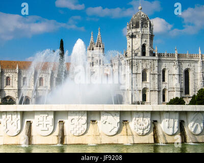 La fonte luminosa nella parte anteriore del monastero di San Geronimo nel quartiere Belem di Lisbona, Portogallo. Foto Stock