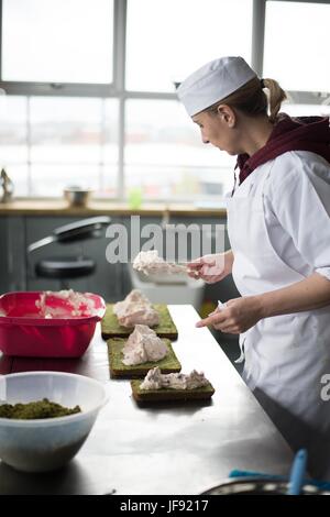 Lo chef donna rendendo torta Foto Stock
