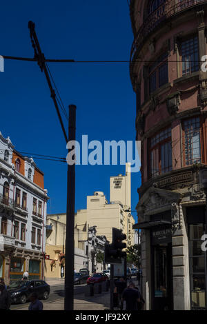 Vista di Rua de Passos Manuel con la al Coliseu do Porto in distanza, una sede per la musica, teatro ed eventi culturali nella città di Porto, Portogallo Foto Stock