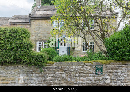 Il maggiociondolo Cottage, la più antica casa abitata nel villaggio di Eyam nel Derbyshire Peak District Foto Stock