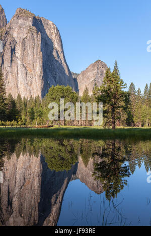 Uno dei tre fratelli picco di montagna nel Parco Nazionale di Yosemite e la sua riflessione Foto Stock