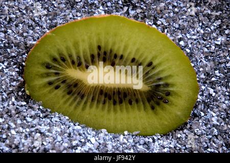 taglio cinese gooseberry astratto guardare di fronte a sfondo d'argento Foto Stock