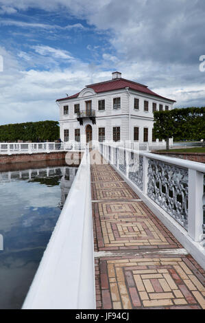 Marly Palace in Giardini inferiori di di Peterhof, nei pressi di San Pietroburgo, Russia Foto Stock