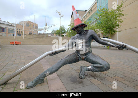 Hamilton Scozia mostra la stessa irriverenza come Glasgow ha al suo Duca di Wellington statua creando la propria testa conica l uomo da una scultura locale Foto Stock