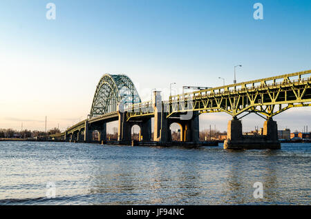 Locali di ponte sul fiume Delaware prima del tramonto Foto Stock