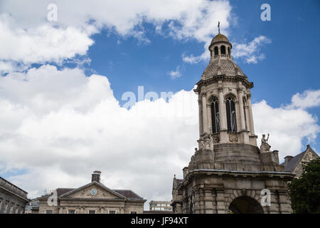 Il campanile del Trinity College di Dublino è una torre campanaria e uno dei suoi più celebri punti di riferimento Foto Stock