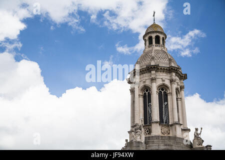 Il campanile del Trinity College di Dublino è una torre campanaria e uno dei suoi più celebri punti di riferimento Foto Stock