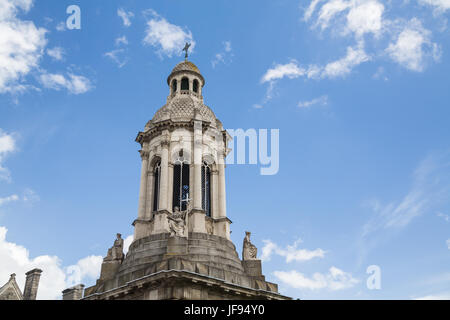 Il campanile del Trinity College di Dublino è una torre campanaria e uno dei suoi più celebri punti di riferimento Foto Stock