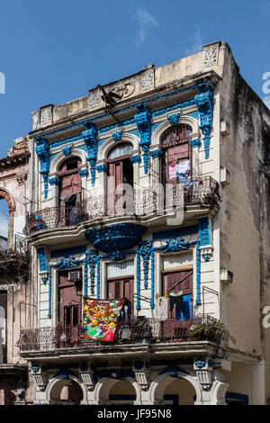 Un classico edificio storico lungo il Paseo de MARTI conosciuta anche come il Museo del Prado - Havana, Cuba Foto Stock