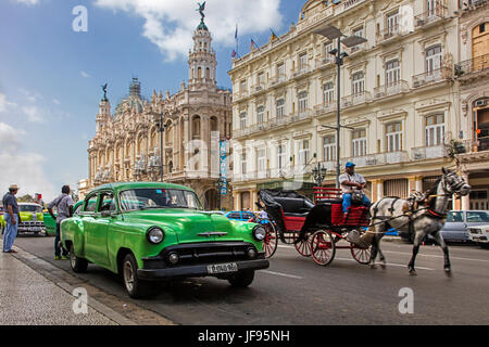 Classic American cars auto da davanti dell'HOTEL INGLATERRA LA TARAZZA & GRAN TEATRO DE HABANA lungo il Paseo de MARTI - Havana, Cuba Foto Stock