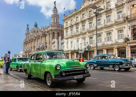 Classic American cars auto da davanti dell'HOTEL INGLATERRA LA TARAZZA & GRAN TEATRO DE HABANA lungo il Paseo de MARTI - Havana, Cuba Foto Stock
