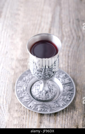 Kiddush cup con il vino Foto Stock