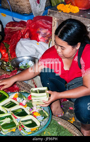 Ubud, Bali, Indonesia - 01 Agosto, 2013. Cibo fishs frutti e spezie vendita sul mercato tipico da donna Foto Stock