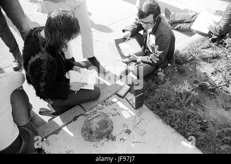 Il 22 aprile 1971, veterano del Vietnam Lt. John Kerry è diventato il primo veterano del Vietnam a testimoniare davanti al Congresso circa la guerra, quando è comparso dinanzi a un comitato del Senato audizione sulle proposte relative alla fine della guerra. Kerry , il giorno seguente - Aprile 23, 1971 - hanno partecipato a una manifestazione con migliaia di altri veterani nel quale lui e altri veterani gettarono le loro medaglie e nastri su un recinto eretto nella parte anteriore passi della United States Capitol Building a drammi la loro opposizione alla guerra. Qui, gli osservatori esaminare e catalogare la disgarded medaglie militari alla base dell'U.S. Foto Stock