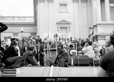 Il 22 aprile 1971, veterano del Vietnam Lt. John Kerry è diventato il primo veterano del Vietnam a testimoniare davanti al Congresso circa la guerra, quando è comparso dinanzi a un comitato del Senato audizione sulle proposte relative alla fine della guerra. Kerry è mostrato qui a parlare di U.S. Capitol passi il giorno dopo la sua testimonianza - Aprile 23, 1971 - come egli ha partecipato a una manifestazione con migliaia di altri veterani nel quale lui e altri veterani gettarono le loro medaglie e nastri su un recinto eretto nella parte anteriore passi della United States Capitol Building a drammi la loro opposizione alla guerra. Foto Stock