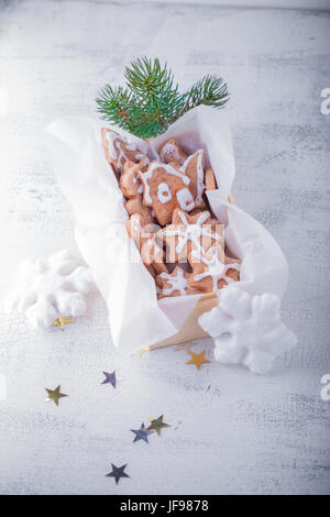 Natale gingerbread con decorazione di vacanza Foto Stock
