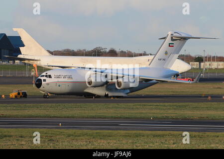 KAF342, un Boeing C-17A Globemaster III azionato dal Kuwait Air Force, a Prestwick International Airport in Ayrshire. Foto Stock