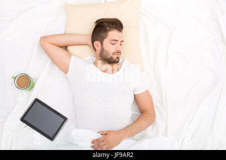 Ritratto di giovane uomo dorme Foto Stock