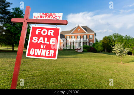 In vendita segno di fronte a grandi USA home Foto Stock