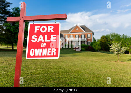 In vendita segno di fronte a grandi USA home Foto Stock