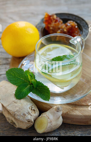 Bevanda calda con lo zenzero, limone, menta e miele. Foto Stock