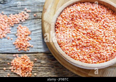 Di lenticchie rosse in una ciotola di legno closeup. Foto Stock