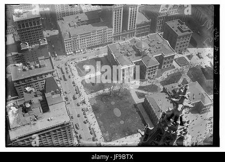Dal Woolworth Building di New York City, offre una vista mozzafiato del paesaggio cittadino e dell'imponente skyline da un punto panoramico storico Foto Stock