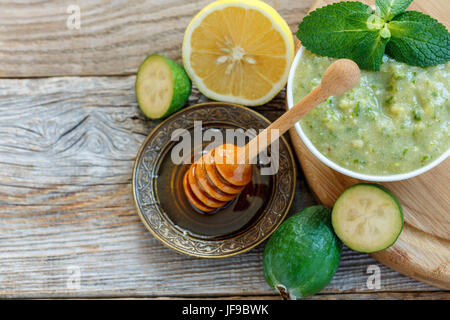 Cocktail di vitamine di guava ananas, succo di limone e il miele in un bicchiere. Foto Stock