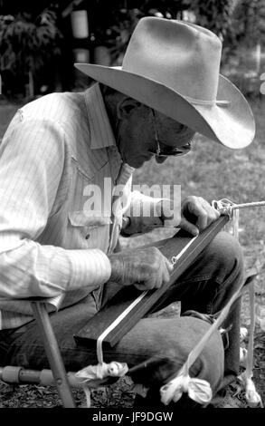 Cow Whip Maker George Junior Mills al lavoro - Okeechobee 33058412972 o Foto Stock