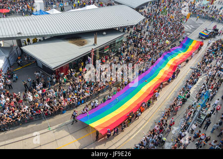 Toronto, Canada - 25 Giugno 2017: Giant gay bandiera arcobaleno come visto da sopra durante il Toronto Pride Parade (Yonge-Dundas quadrato) Foto Stock