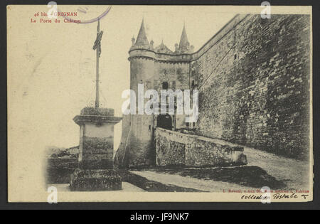 Un'immagine suggestiva del grande ingresso dell'Château de Grignan, che mostra la sua bellezza architettonica storica e il significato culturale del sito. Foto Stock