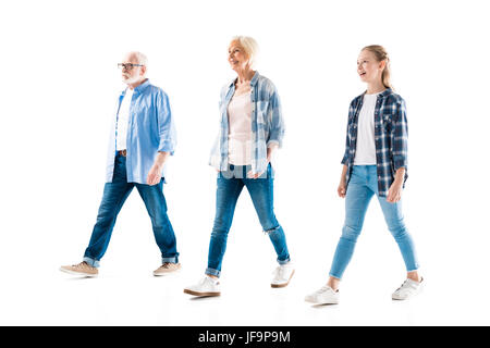 Felice del nonno e la nonna e la nipote camminare insieme isolato su bianco Foto Stock