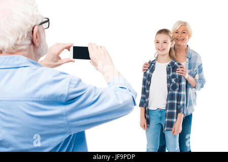 Nonno tenendo la foto del nipote e nonna isolata su bianco Foto Stock