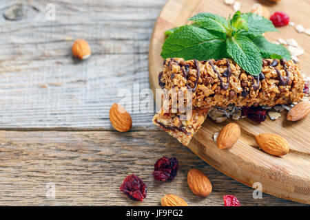 Muesli fatti in casa bar e un rametto di menta. Foto Stock