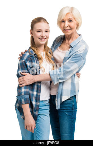 Ritratto di felice la nonna e la nipote abbracciando isolato su bianco in studio Foto Stock