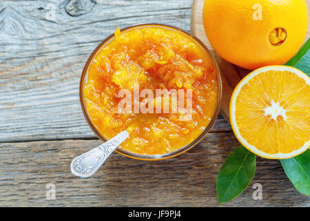 Cucchiaino nella ciotola con marmellata di arancio. Foto Stock