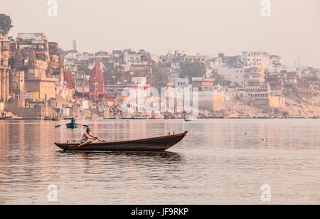 Imbarcazioni a remi sul fiume Gange a sunrise, Varanasi, Uttar Pradesh, India. Foto Stock