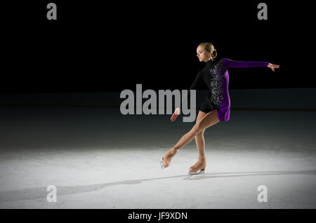 Ragazza giovane figura skater (on ice arena ver) Foto Stock