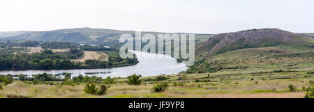 Montagne sotto il nome di due sorelle sullo sfondo del fiume donec in estate panorama formato grande pianura alluvionale del fiume piega Donskaya steppa a monte Foto Stock