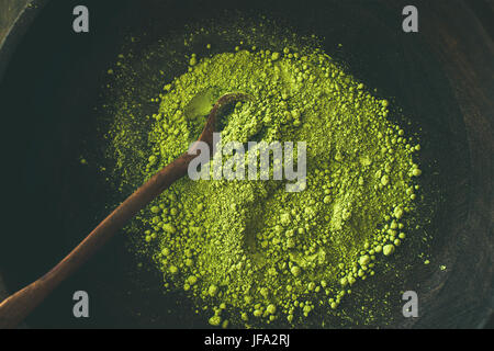 Matcha giapponese del tè verde in polvere nella ciotola, vista dall'alto Foto Stock