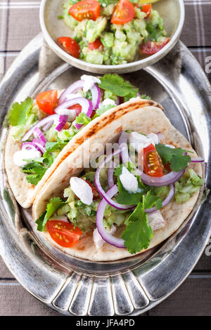 Tacos di pollo con verdure su un tampone Foto Stock