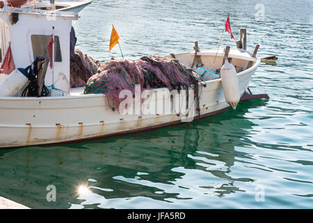 Piccola barca da pesca con le reti da pesca Foto Stock