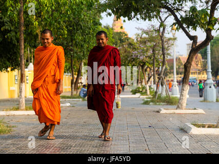 I monaci buddisti impegnati in varie attività nel e intorno al Palazzo Reale di Phnom Penh, Cambogia Foto Stock